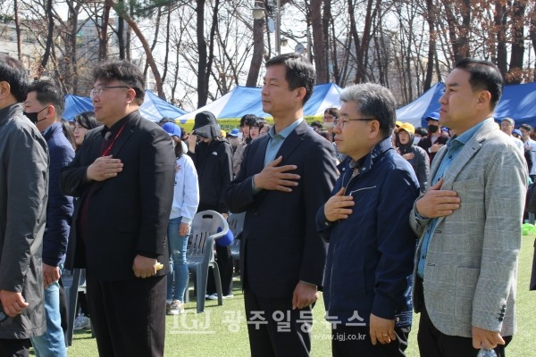 ‘광주광역시 사회복지종사자 한마음 체육대회’에 참석한 박균택 변호사가 국기에 대한 경례를 하고 있다. 바로 옆에 김선구 광산구 사회복지사협회장과 이용준 광산시니어클럽 관장이 함께 경례를 하고 있다.