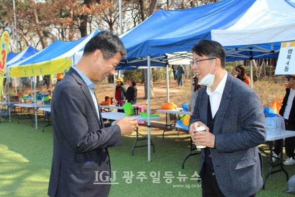 ‘광주광역시 사회복지종사자 한마음 체육대회’에서 박균택 변호사와 사회복지사 종사자가 명함을 교환한 후 환하게 웃고 있다.