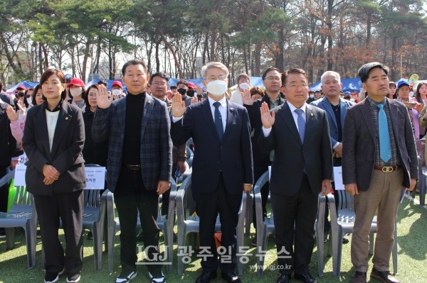‘광주광역시 사회복지종사자 한마음 체육대회’에 참석한 내빈 모습. (왼쪽부터) 광주광역시의회 최지현 의원, 조석호 의원, 민형배 국회의원, 광주광역시의회 정무창 의장, 류미수 광주시 복지건강국장.