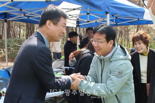 ‘광주광역시 사회복지종사자 한마음 체육대회’에서 「법무법인 광산」 박균택 대표변호사(왼쪽)와 박병규 광산구청장(오른쪽) 환한 표정으로 반갑게 인사를 나누고 있다.