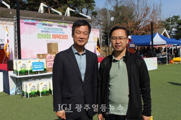 ‘광주광역시 사회복지사 종사자 한마음 체육대회’에서 기자의 요청으로 포즈를 취한 박균택 변호사(왼쪽)와 류제곤 광주광역시 지역아동센터연합회장(오른쪽)