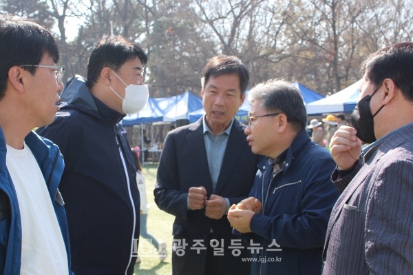 ‘광주광역시 사회복지사 종사자 한마음 체육대회’에서 박균택 변호사와 김선구 광산구 사회복지사협회장이 광산구의회 김태완 의장, 윤영일 의원과 사회복지사에 대한 얘기를 나누고 있다.