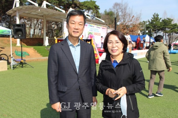 ‘광주광역시 사회복지사 종사자 한마음 체육대회’에 박균택 변호사가 주경님 빛고을노인건강센터 본부장과 함께 기념 촬영을 하고 있다.