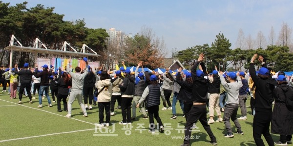 ‘광주광역시 사회복지사 종사자 한마음 체육대회’에서 몸풀기 체조를 하는 광주광역시 사회복지사 종사자들.