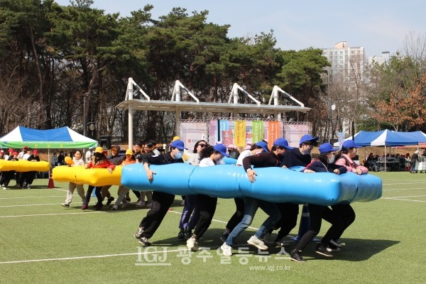 ‘광주광역시 사회복지사 종사자 한마음 체육대회’ 단체 경기 모습.