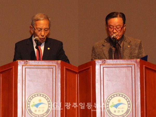 광산구 노인회 「2023년 노인 지도자 워크숍 및 정기총회」 개회식에서 인사말을 하는 유한봉 회장(왼쪽)과 노인강령을 낭독하는 오해윤 수석부회장(오른쪽) 모습.