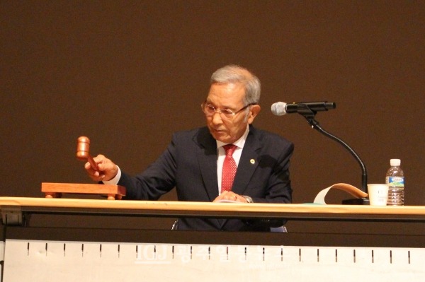 광산구 노인회 「2023년 노인 지도자 워크숍 및 정기총회」에서 유한봉 회장이 안건 상정을 하고 있다.