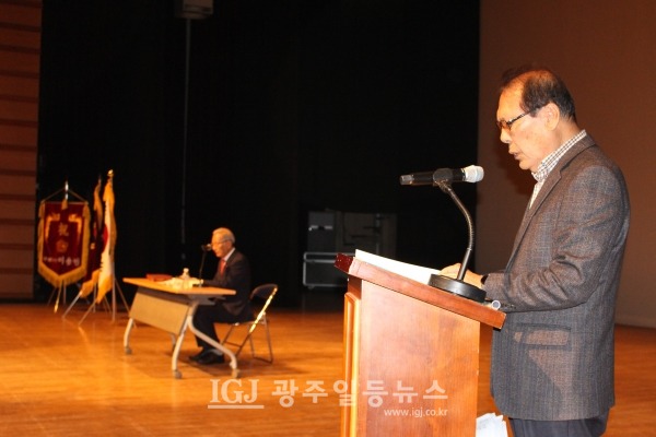 광산구 노인회 「2023년 노인 지도자 워크숍 및 정기총회」 에서 김영섭 감사가 감사보고를 하고 있다. 왼쪽에 회의를 주재하는 유한봉 회장.