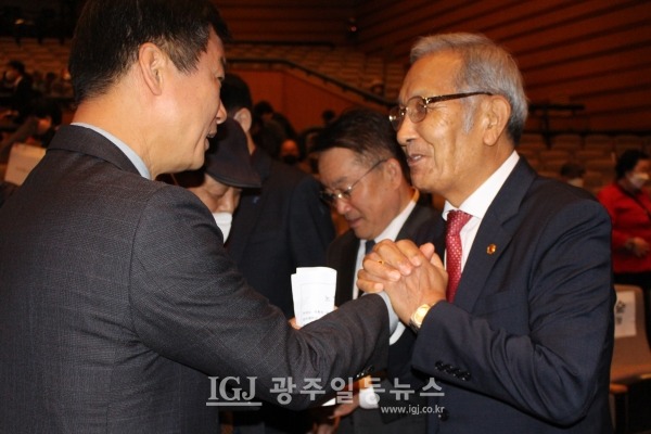 노인회장과 변호사의 굳게 잡은 손…박균택 변호사와 유한봉 광산구 노인회장 두 손 꽉 잡아