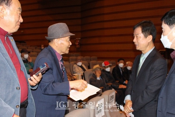 광산구 노인회 「2023년 노인 지도자 워크숍 및 정기총회」에서 광산구 노인회 박종필 고문(왼쪽에서 두 번째)과 박하경 광주광역시노인지도자대학장(맨 왼쪽)이 「법무법인 광산」 박균택 대표 변호사(오른쪽에서 두 번째)와 정담을 하고 있다.