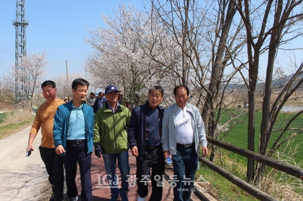 ‘본량동 동행‧공감의 날’ 행사 ‘우리 함께 걸으며 이야기해요’ 황룡강 둑길을 걸으며 얘기를 하는 모습. (왼쪽부터) 손영태 생활안전협의회장, 박균택 변호사, 오종후 전 본량동장, 오찬석 농민회장, 오종뢰 본량농협 이사.
