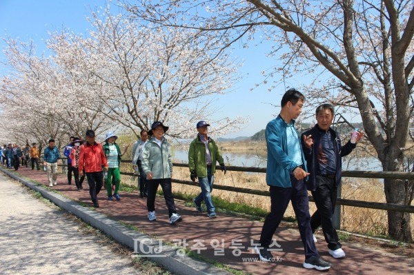 ‘본량동 동행‧공감의 날’ 행사 ‘우리 함께 걸으며 이야기해요’가 무르익어가는 모습.- 앞에 박균택 변호사와 오찬석 농민회장이, 바로 뒤에 박병규 광산구청장과 오종후 행정사, 이어서 홍기은 회장과 임성호 협의회장, 이용빈 국회의원과 김주태 본량동장...