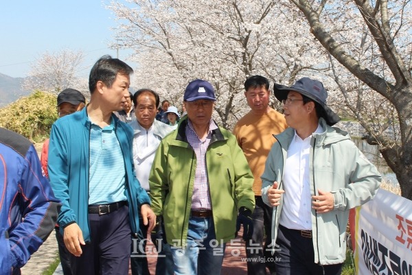 ‘본량동 동행‧공감의 날’ 행사 ‘우리 함께 걸으며 이야기해요’ 송산근린공원이 가까워지면서 자연스레 합류한 박병규 광산구청장과 박균택 변호사, 김종후 행정사가 이야기를 하며 함께 걷고 있다. 바로 뒤는 본량농협 오종뢰 이사와 손영태 생활안전협의회장.