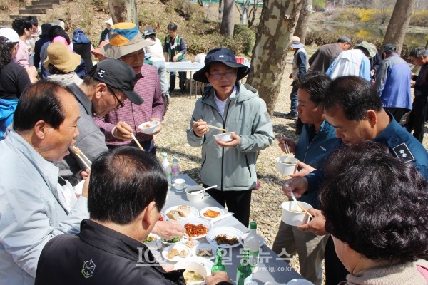‘본량동 동행‧공감의 날’ 행사 ‘우리 함께 걸으며 이야기해요’를 끝까지 함께한 박병규 광산구청장이 봄의 오찬을 주민들과 함께 나누며 정담을 나누고 있다.