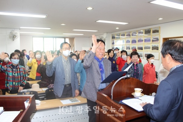 ​광산구 노인대학 제36기 입학식에서 국기에 대한 경례를 하고 있다.광산구 노인대학 제36기 입학식에서 정운창 학생 대표가 임중석 학장에게 입학 선서를 하고 있다.