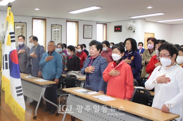 광산구 노인대학 제36기 입학식에서 국기에 대한 경례를 하는 노인대학 신입생들 모습.