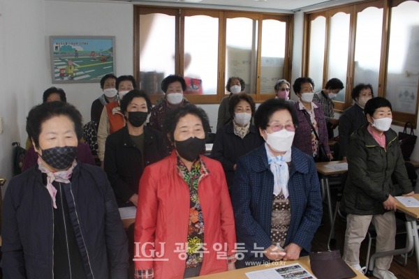 광산구 노인대학 제36기 입학식에서 마스크를 쓰고 있어 보이지는 않지만 애국가를 부르는 노인대학 입학생.