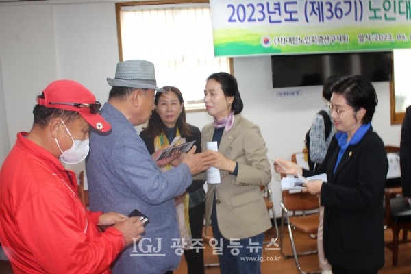 광산구 노인대학 제36기 입학식이 끝난 뒤 박하경 부회장이 광산구의회 박미옥 의원과 얘기를 나누고 있다. 바로 옆은 이용빈 국회의원 부인 김미령 여사. 광산구의회 양만주 의원과 황한섭 수완지구 경로당협의회장은 인사를 나누며 명함 교환을 준비하고 있다.