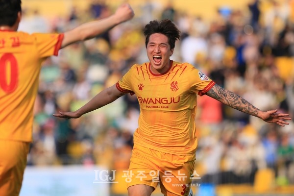 지난 4월 1일 수원FC와의 5라운드 경기에서 추가골을 성공시킨 박한빈 선수가 환호하고 있다.
