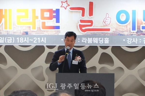「법무법인 광산」 박균택 대표 변호사가 7일 저녁 7시 광주 상무지구 라붐웨딩홀에서 열린 대동포럼 특강에서 대동고 동문을 대상으로 한 특강에서 한동훈 장관의 ‘깡패 수사, 마약 수사 못 하게 하냐’는 주장에 대해 “법무부 장관 자격 없다”면서 “깡패 수사, 마약 수사는 경찰이 해야 한다”며 “검찰의 칼을 뺏어서 경찰한테 주고, 검찰은 문관으로서 펜으로 지휘해야 한다”고 작심 발언을 하고 있다.