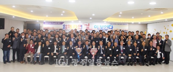 '대동포럼' 전반기 특강이 끝난 후 기념 촬영을 하는 대동고 동문들 모습. 하반기에는 홍준표 대구광역시장 특강을 계획하고 있다.