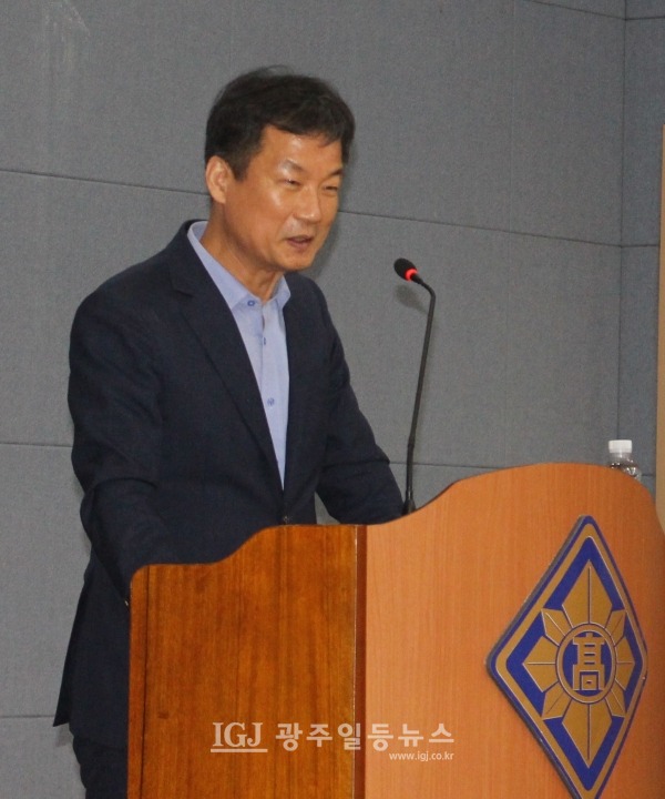 .박균택 「법무법인 광산」 대표 변호사가 4월 11일 모교인 광주 대동고 초청 강연에서 “성적보다는 성격이 더 중요한 시대가 온다”라고 말하고 있다.