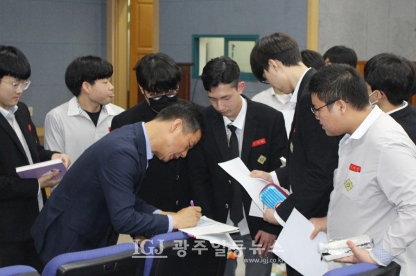 박균택 「법무법인 광산」 대표 변호사가 4월 11일 모교인 광주 대동고 초청 강연을 마친 후 후배들에게 둘러싸여 사인을 해주고 있다.