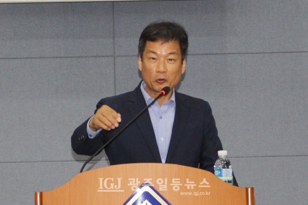 박균택 「법무법인 광산」 대표 변호사가 4월 11일 모교인 광주 대동고를 찾아 2학년 학생들을 대상으로 강연을 하는 모습.
