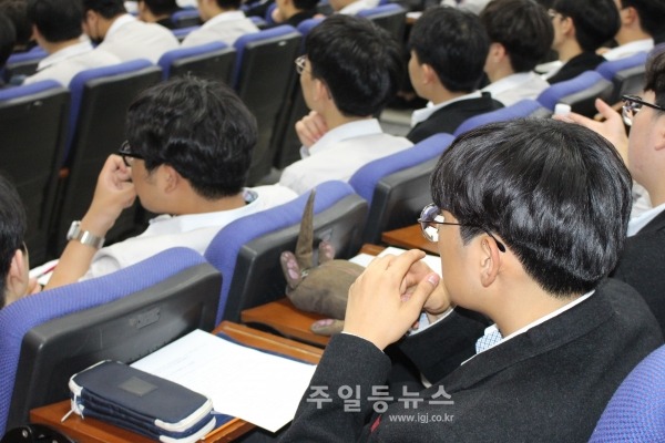 박균택 「법무법인 광산」 대표 변호사가 4월 11일 모교인 광주 대동고를 찾아 2학년 학생들을 대상으로 강연을 하는 박균택 선배에게 집주하는 대동고 후배들 모습.