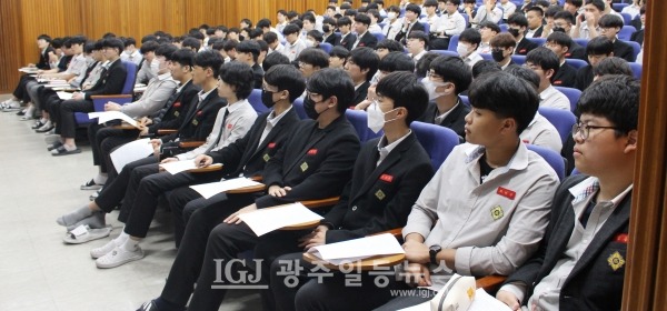 박균택 「법무법인 광산」 대표 변호사가 4월 11일 모교인 광주 대동고를 찾아 2학년 학생들을 대상으로 강연을 하는 박균택 선배에게 집중하는 대동고 후배들 모습.