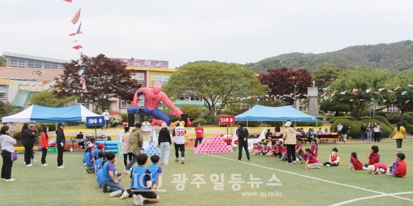 올해로 개교 100주년을 맞이하는 광주 광산구 임곡초등학교가 개교 100주년 기념 봄 운동회 모습.