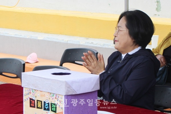 올해로 개교 100주년을 맞이하는 광주 광산구 임곡초등학교 개교 100주년 기념 봄 운동회에서 조은미 교장선생님이 박수를 치고 있다.