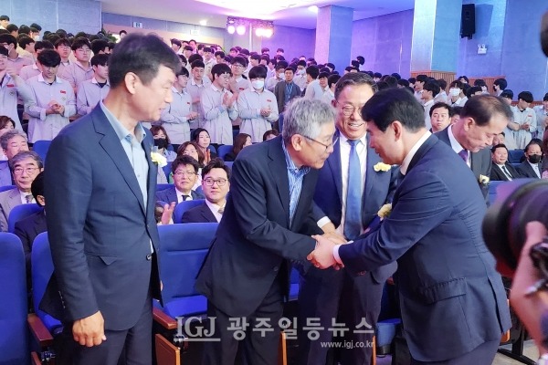 광주대동고 개교 50주년을 축하하기 위해 참석한 이정선 광주광역시 교육감이 1회 졸업생인 선태무 전 전라남도 부교육감과 악수를 나누고 있다. 왼쪽은 10회 졸업생인 박균택 「법무법인 광산」 대표 변호사, 오른쪽은 6회 졸업생인 이용표 광주대동고 총동창회장.