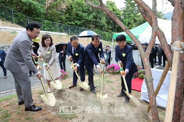광주대동고 개교 50주년을 기념하는 기념 식수 모습. (왼쪽부터) 박정열 우성학원 이사장, 최준덕 녹암장학회 이사장, 이용표 총동창회장, 박충서 재경 총동창회장, 이철수 광주대동고 교장.