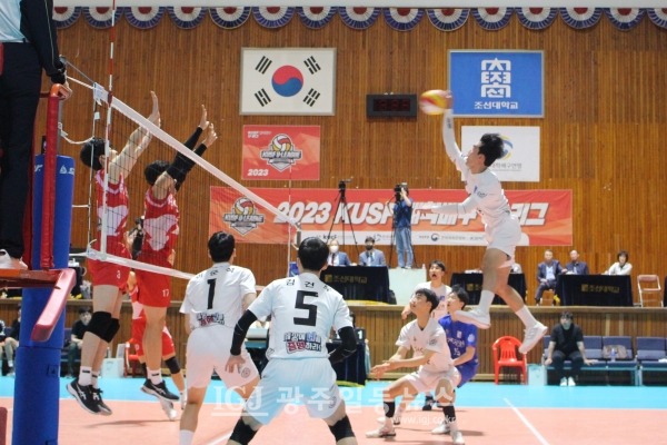 2023 KUSF 대학배구 U-리그 조선대와 홍익대의 경기에서 조선대 선수가 공격을 하는 순간 홍익대 선수들이 블로킹 벽을 세우고 있다. 이 경기에서 조선대가 3:0으로 승리했다.