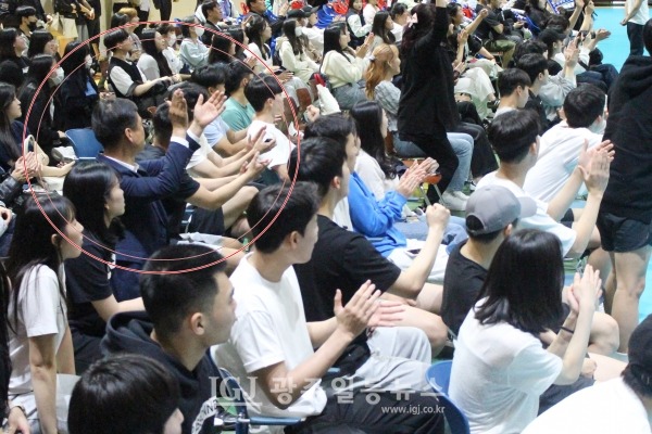 박균택 더불어민주당 검찰독재정치탄압대책위원회 부위원장이 2023 KUSF 대학배구 U-리그 조선대와 홍익대의 경기에서 조선대를 응원하고 있다.