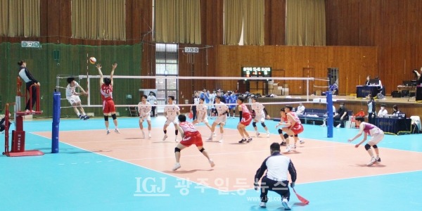 5월 11일 오후 3시 조선대 체육관에서 열린 2023 KUSF 대학배구 U-리그 조선대와 홍익대의 경기 모습. 조선대 선수가 공격을 하고 있다.