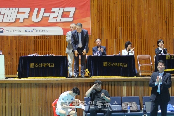 배구선수(조선대) 출신인 전갑수 광주광역시체육회장이 경기장을 찾아 선수들을 격려하고 응원했다. 사진은 전갑수 회장이 인사를 하는 모습. 아래 조선대 박성필 감독이 박수로 환영하고 있다.