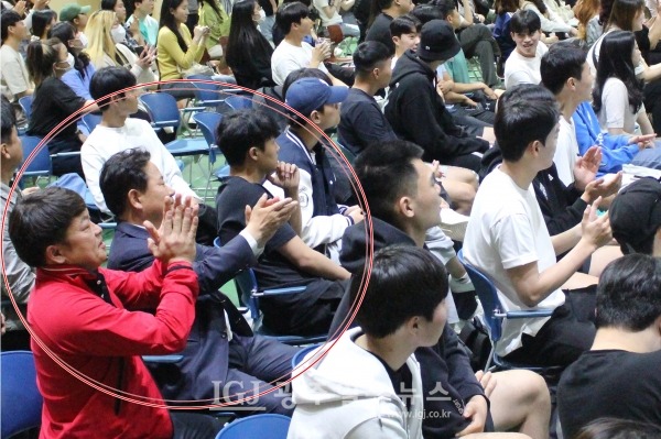 김성진 아시안치매연구재단 이사장이 2023 KUSF 대학배구 U-리그 조선대와 홍익대의 경기를 찾아 노현철 광산구배구협회 부회장과 함께 조선대 배구팀을 응원하고 있다.