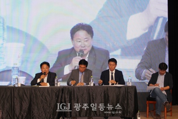 5월 11일 오후 5시 광주 5‧18기념문화센터 대동 홀에서 열린 ‘별별정치축제’ 1부 토론에서 김성진 더불어민주당 국민통합위원회 부위원장이 '시민단체의 참여'에 대한 발표를 하고 있다. (왼쪽부터) 김성진 부위원장, 정준호 공감포럼 호남본부 상임대표, 조인철 민생예산연구소 이사장, 손산 사회정책연구소 무하유 대표.