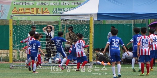 ‘2023 광산구 i-LEAGUE’ U-10 경기 모습. 코너킥에 이어 문전 혼전 중이다.