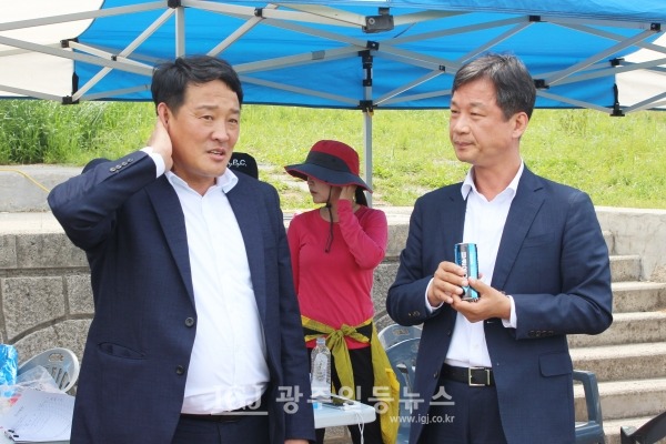 ‘2023 광산구 I – LEAGUE’를 응원하던 중 축구 경기장 부족 등에 대한 얘기를 하는 광산구체육회 박영민 사무국장(왼쪽)과 「법무법인 광산」 박균택 대표 변호사.