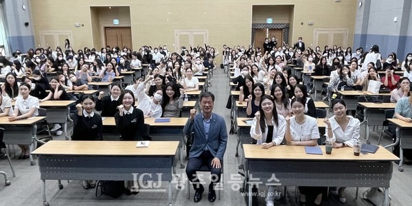 광주여대 경찰행정학과, 항공 서비스학부, 무도 경호학과 학생들과 박균택 변호사가 특강을 시작하기 전 함께 기념 촬영을 하고 있다.