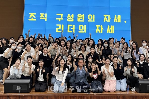 '조직 구성원의 자세, 리더의 자세' 특강이 끝난 뒤 엄지 척을 하며 기념 촬영을 하는 박균택 변호사와 광주여대 학생들 모습.