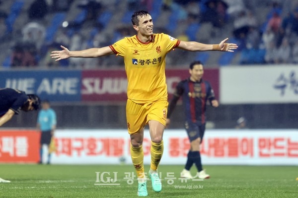 5월 28일 K-리그 15R 수원FC 경기에서 광주FC의 아사니 선수가 득점 세리머니를 하고 있다.