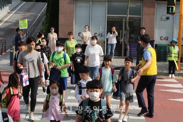 광산인 박균택 변호사가 횡단보도를 건너 등교하는 선운초 어린이들을 살피고 있다.