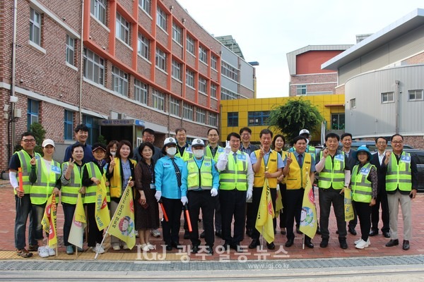 광산구 선운초등학교에서 어린이들이 등교하기 전 기자의 요청으로 기념 촬영을 하는 모습. 광산인 박균택 변호사와 이정선 광주광역시 교육감, 김제안 서부교육지원청 교육장, 강성순 교장과 강광철 운영위원장, 신수련 회장과 녹색어머니회 회원, 이찬호 어울림 사랑나눔봉사회장과 회원, 박남규 회장과 ·광산구 모범택시운전자연합회 회원 등이 함께하고 있다.,