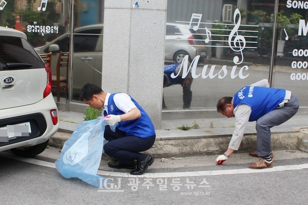 박균택 변호사(앞)와 이성호 기자(뒤)가 월곡1동 바르게살기위원회와 함께 월곡시장 인근 이면도로와 골목길 줍깅 활동을 하던 중 담배꽁초를 줍고 있다.