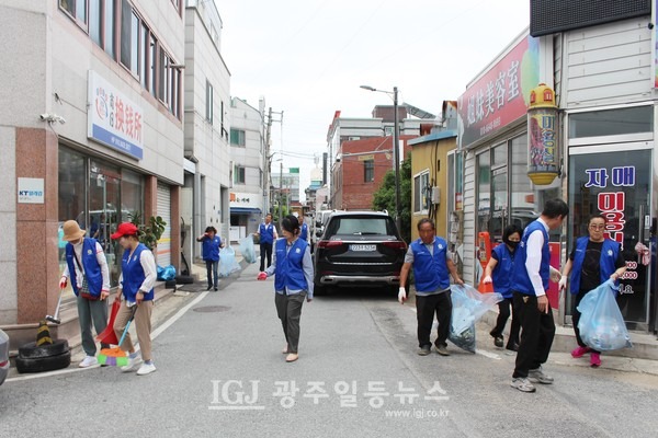 월곡시장 인근 이면도로와 골목길 줍깅 활동 중인 월곡1동 바르게살기위원회 위원들 모습.