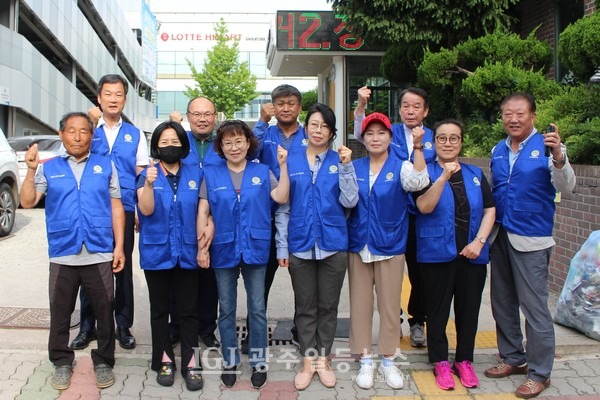 이날 월곡1동 바르게살기위원회의 첫 번째 봉사활동에는 김종채 위원장과 김소영 여성위원장, 박분임 감사를 비롯해 고현희, 김영월, 김용기, 박균택, 서선웅, 유관수, 이성호, 이혜경, 최혜란, 허견아 위원이 함께했다.